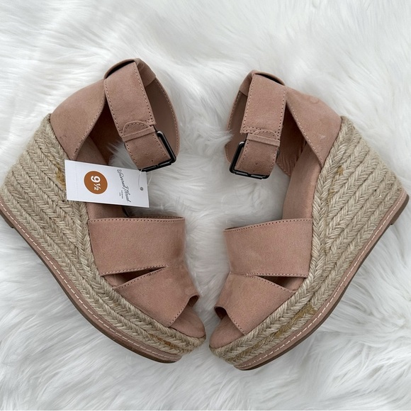 Universal Thread Shoes - 💥MAKE ME AN OFFER💥 NWTs Universal Thread Espadrille Wedge Sandal